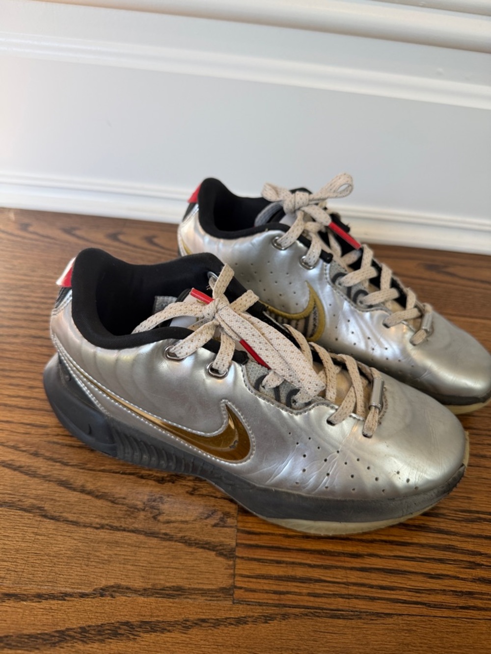 Nike LeBron XXI SE Grade School metallic silver metallic gold